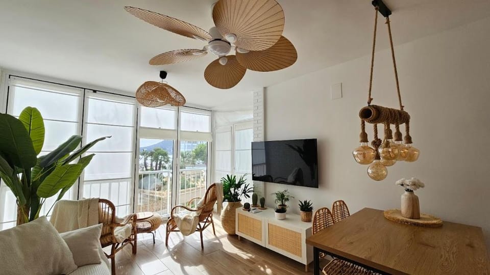 TV and multimedia, Living room, Seating area, Dining area