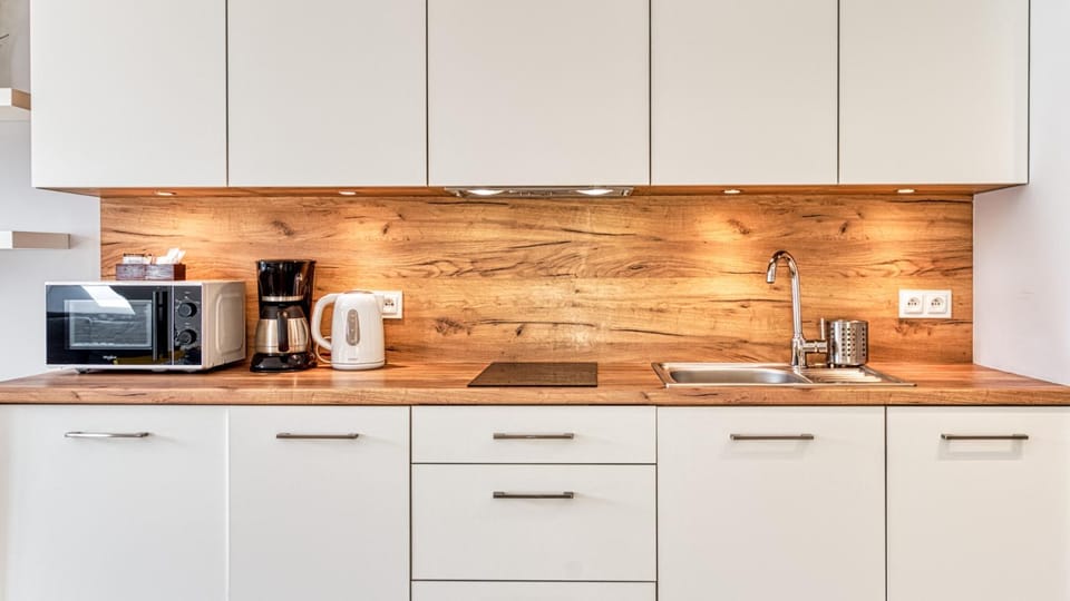 Coffee/tea facilities, Kitchen or kitchenette, microwave, stove