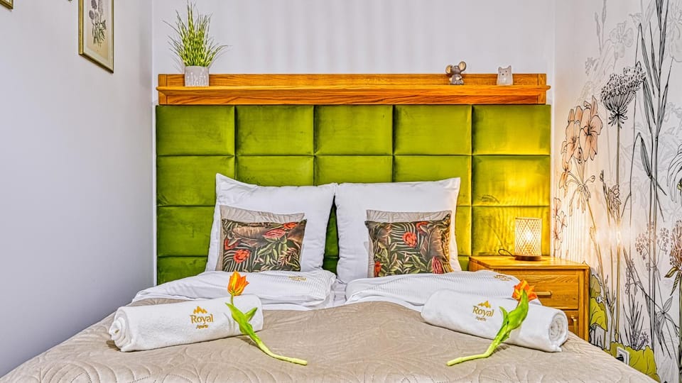 Bed, Bedroom, towels