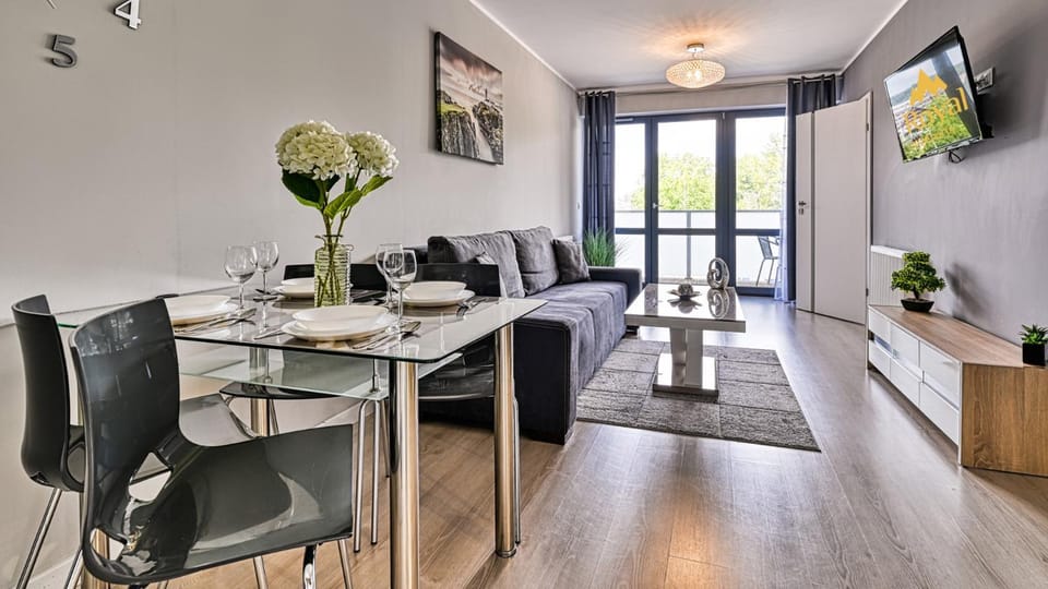 TV and multimedia, Seating area, Dining area