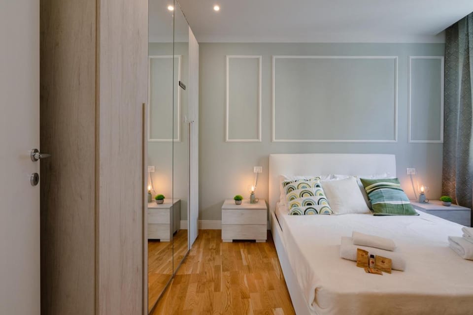 Photo of the whole room, wardrobe