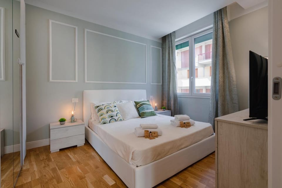 Photo of the whole room, Bedroom, towels