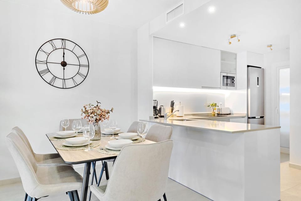 Kitchen or kitchenette, Dining area