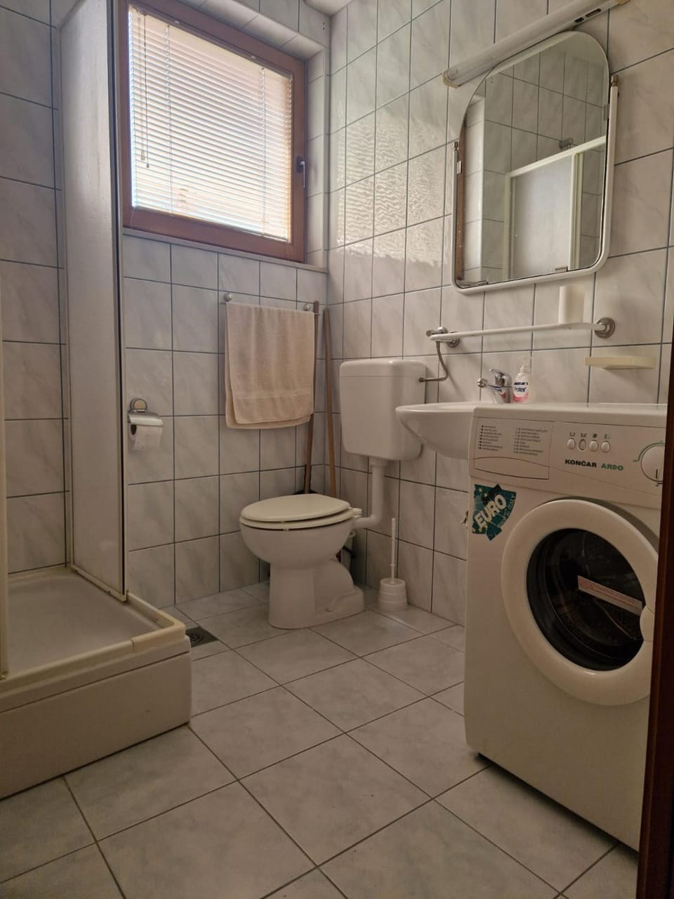 Shower, Toilet, Bathroom, towels, washing machine