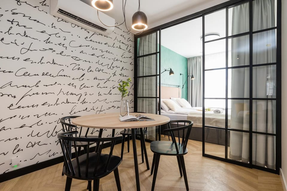 Bed, Seating area, Dining area, Bedroom, air conditioner