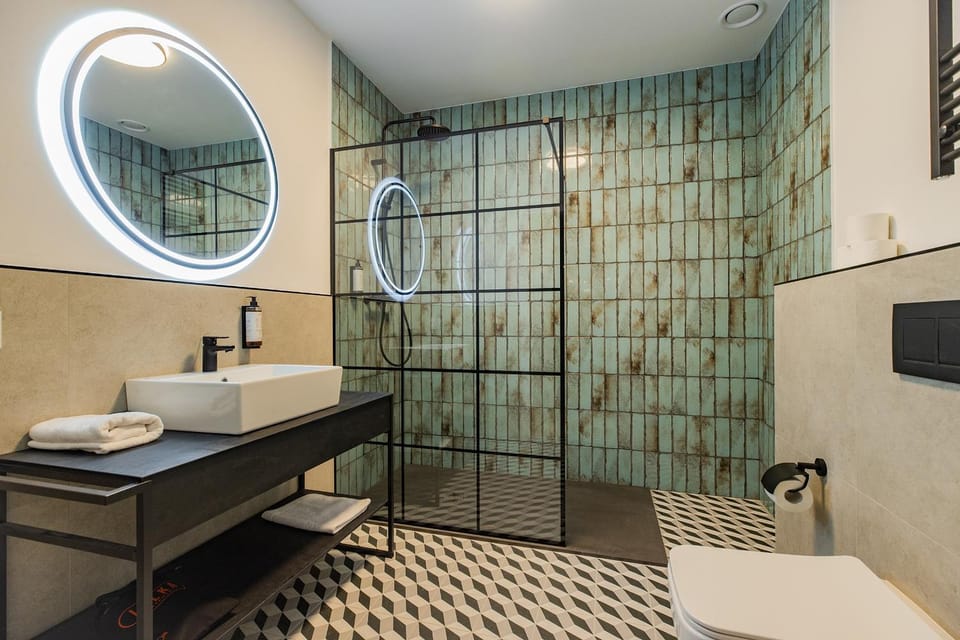 Shower, Toilet, Bathroom, towels