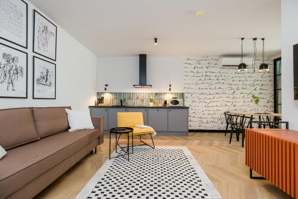 Kitchen or kitchenette, Living room, Seating area, Dining area, Family
