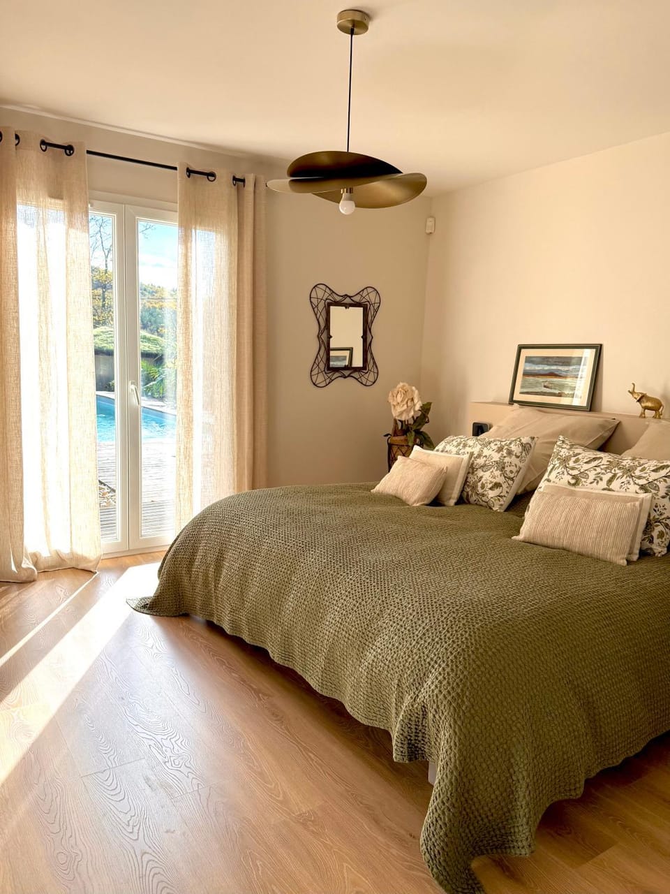 Bed, Photo of the whole room, Bedroom