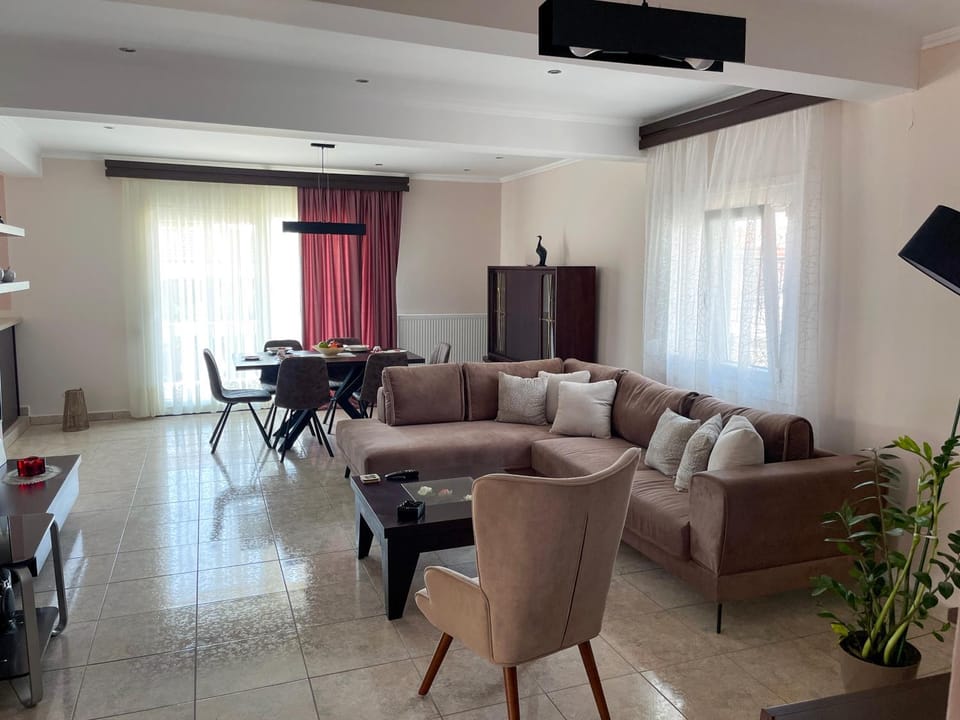 TV and multimedia, Living room, Seating area, Dining area