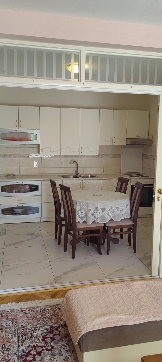 Kitchen or kitchenette, Dining area, oven, stove