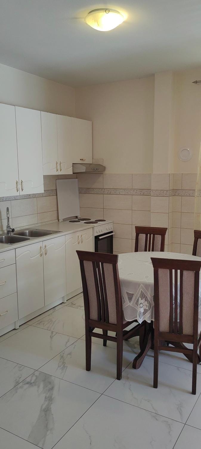 Kitchen or kitchenette, Dining area, stove