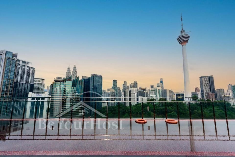 View (from property/room), Balcony/Terrace, City view, Swimming pool