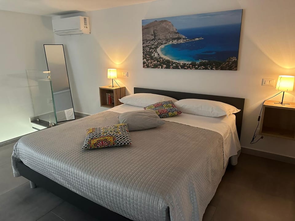 Bed, Photo of the whole room, Bedroom, air conditioner