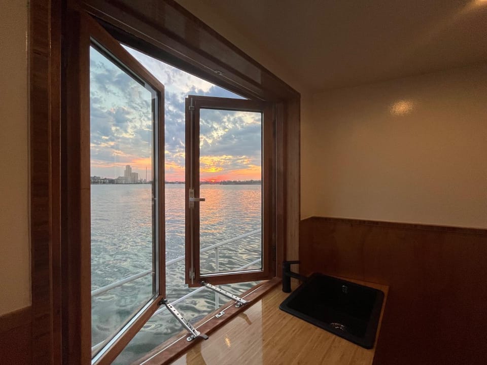 Casey's Lake View House Boat Bed and Breakfast in Amsterdam