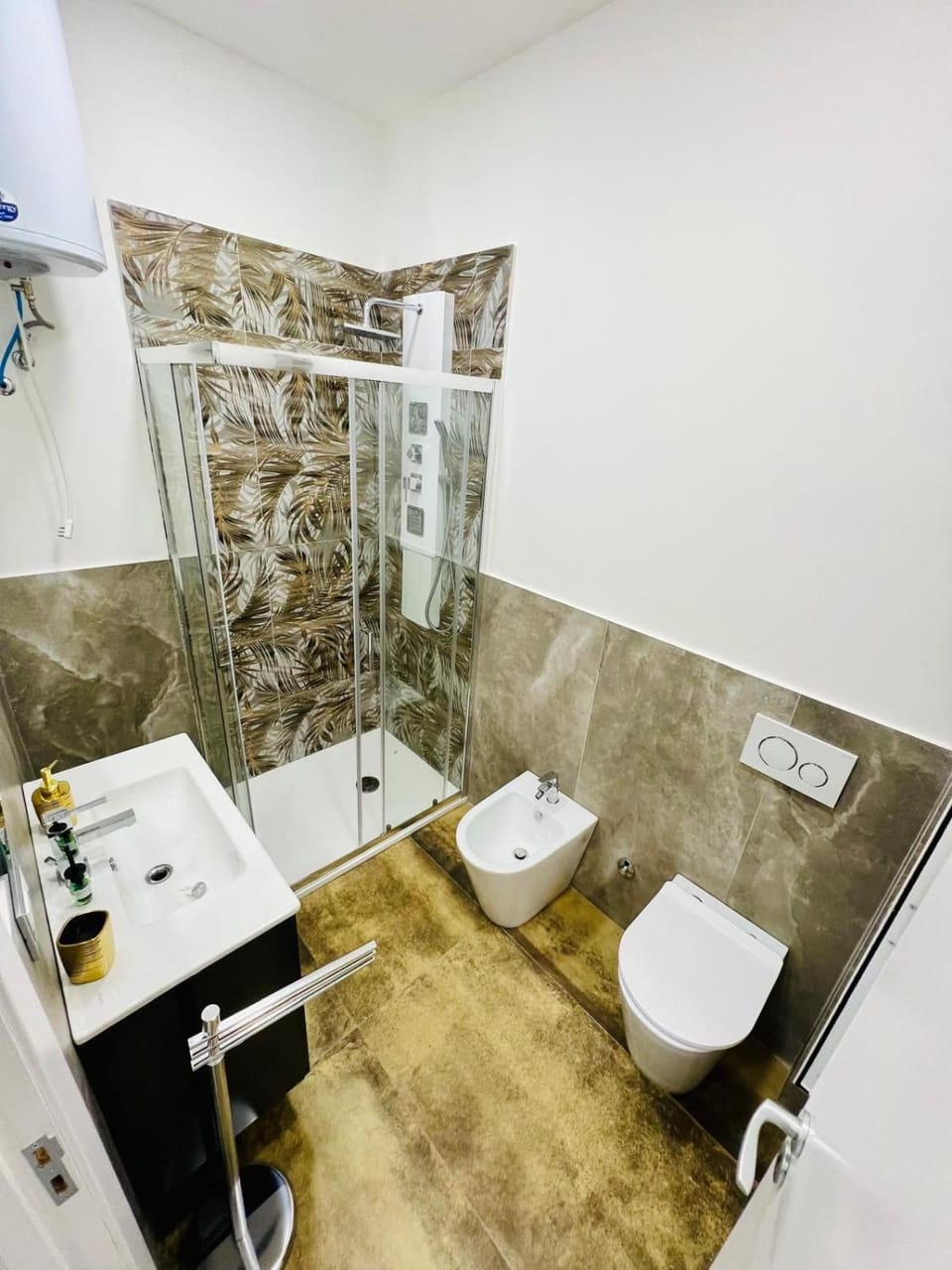 Shower, Toilet, Bathroom, Bath, bidet, towels