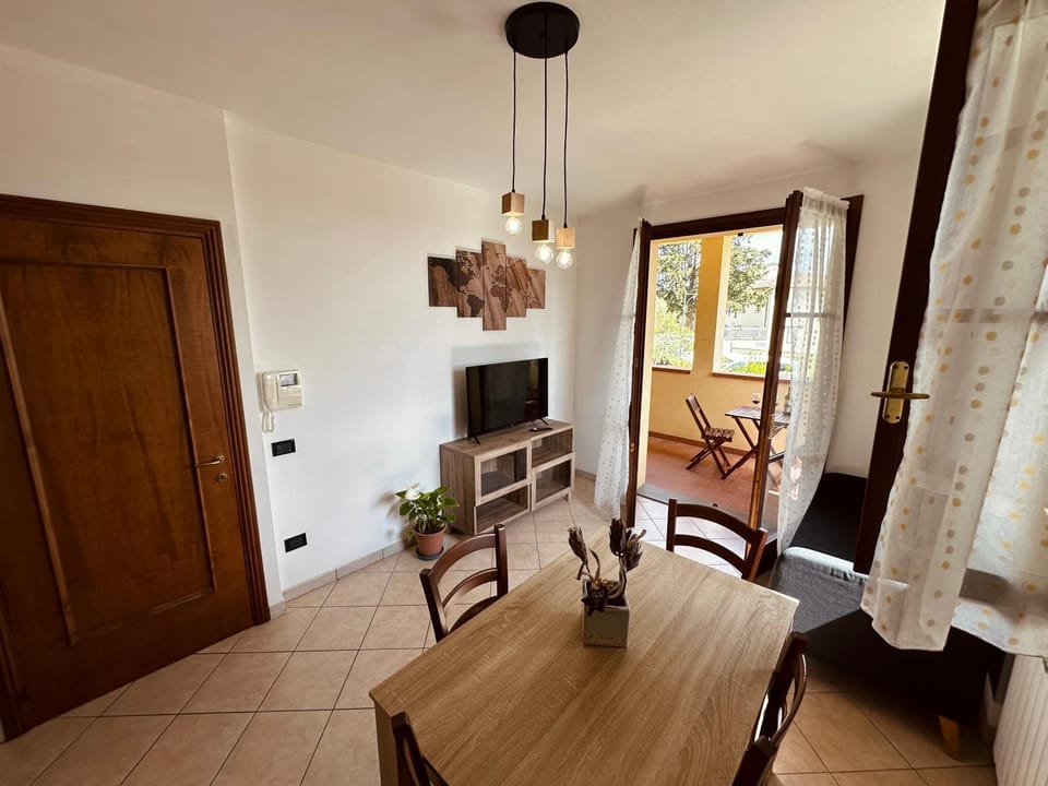 TV and multimedia, Living room, Seating area, Dining area