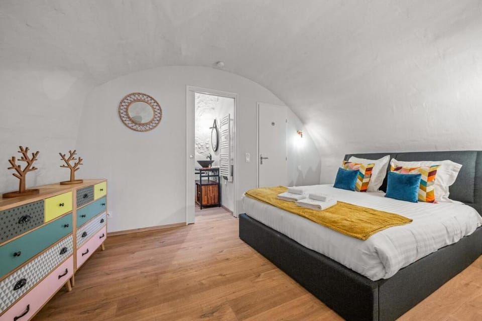 Bed, Photo of the whole room, Bedroom, towels