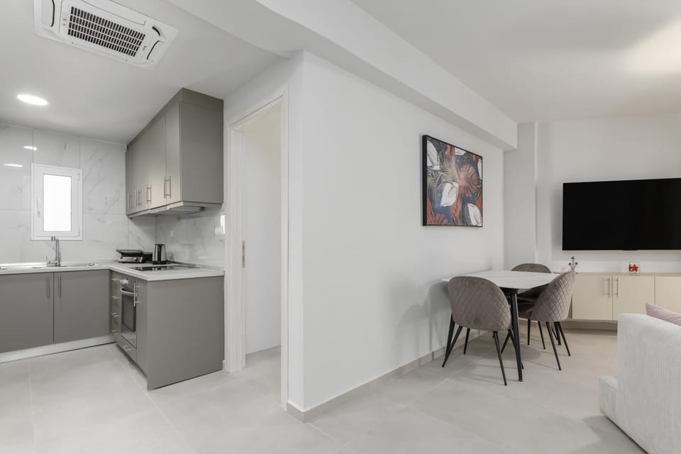 TV and multimedia, Kitchen or kitchenette, Living room, Dining area, oven, stove