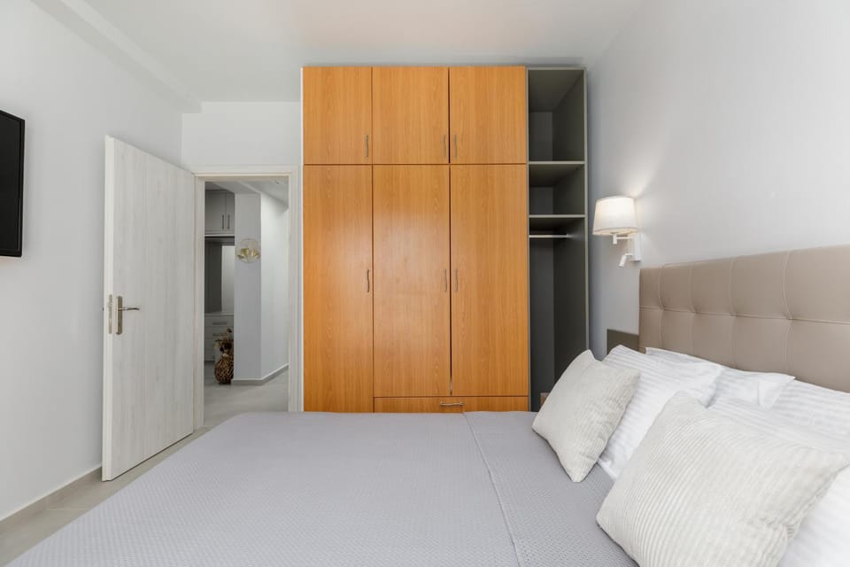 Photo of the whole room, Bedroom, wardrobe