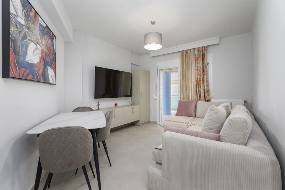 Communal lounge/ TV room, TV and multimedia, Living room, Seating area, Dining area, Evening entertainment