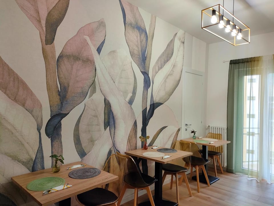 Seating area, Breakfast