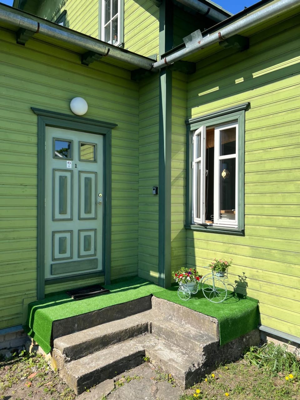 Facade/entrance