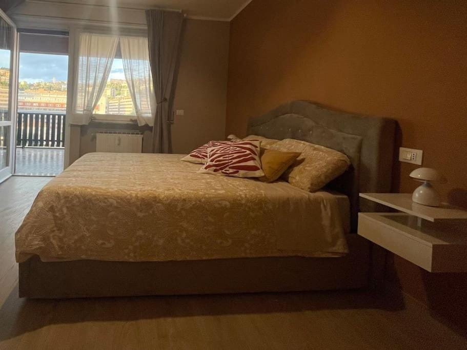 Bed, View (from property/room), Photo of the whole room, Bedroom, City view, City view