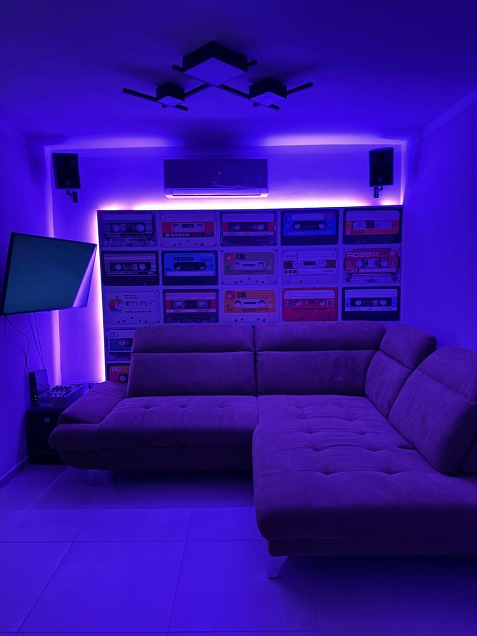 Communal lounge/ TV room, TV and multimedia, Living room, Seating area, Evening entertainment