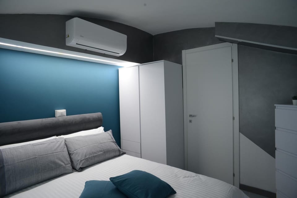 Bed, Bedroom, wardrobe, air conditioner