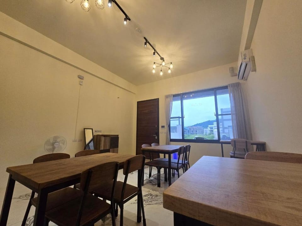 Seating area, Dining area