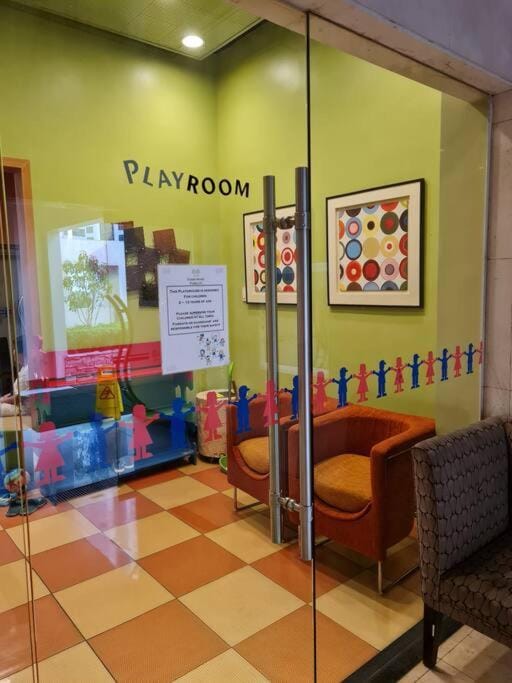 Big 2BR near Burgos Circle, Highstreet, St Lukes - B Parklane T1 Apartment in Makati