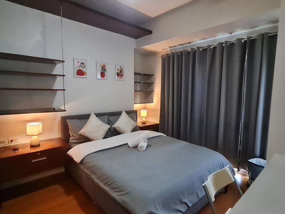 Big 2BR near Burgos Circle, Highstreet, St Lukes - B Parklane T1 Apartment in Makati