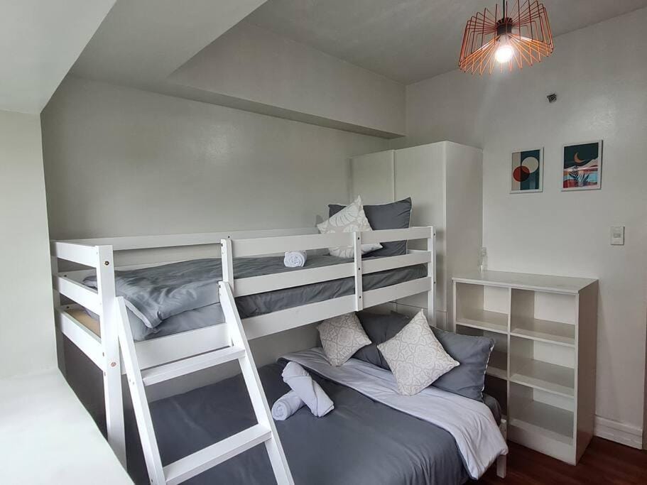 Big 2BR near Burgos Circle, Highstreet, St Lukes - B Parklane T1 Apartment in Makati