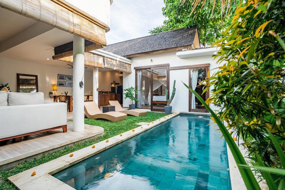 Property building, Day, Garden view, Pool view, Swimming pool, sunbed