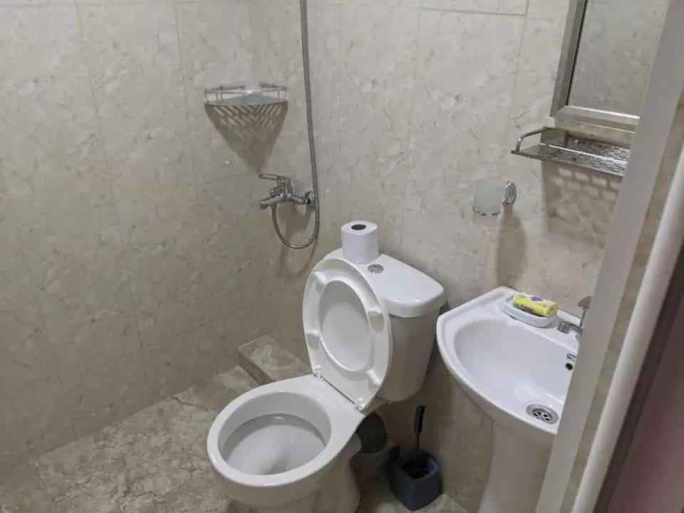 Shower, Toilet