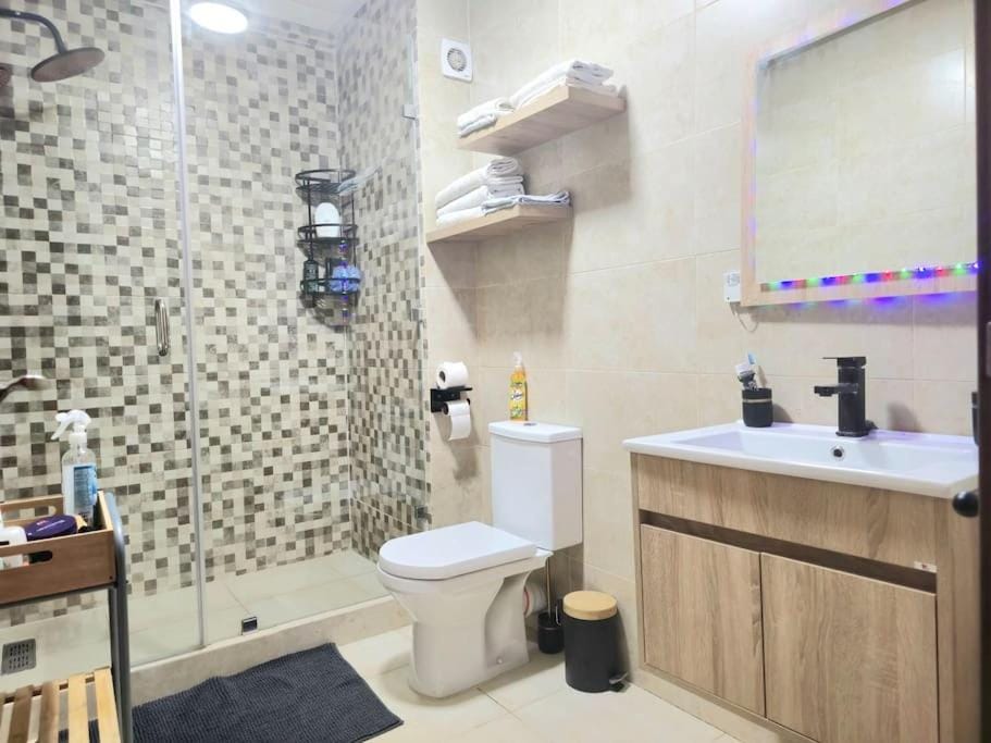 Shower, Toilet, Bathroom, towels