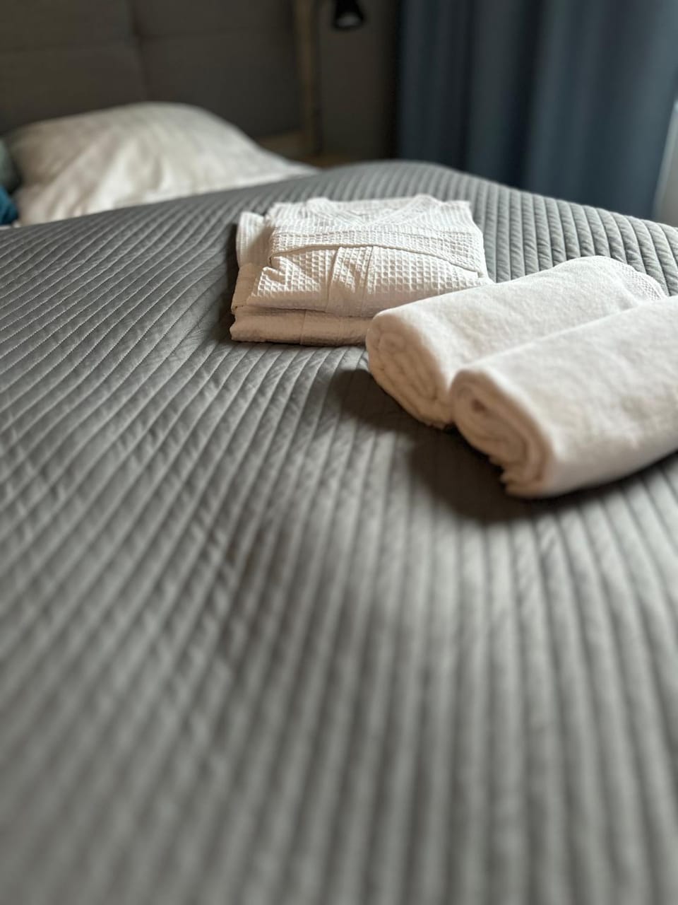 Bed, Bedroom, towels