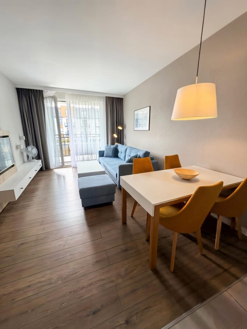 TV and multimedia, Living room, Photo of the whole room, Seating area, Dining area