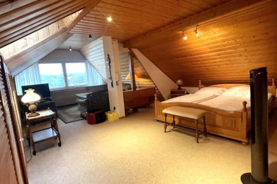 Bed, TV and multimedia, Photo of the whole room, Bedroom