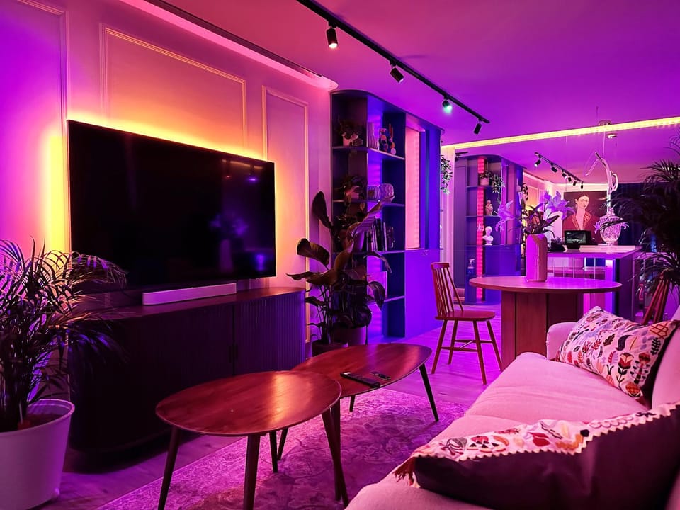TV and multimedia, Living room, Evening entertainment