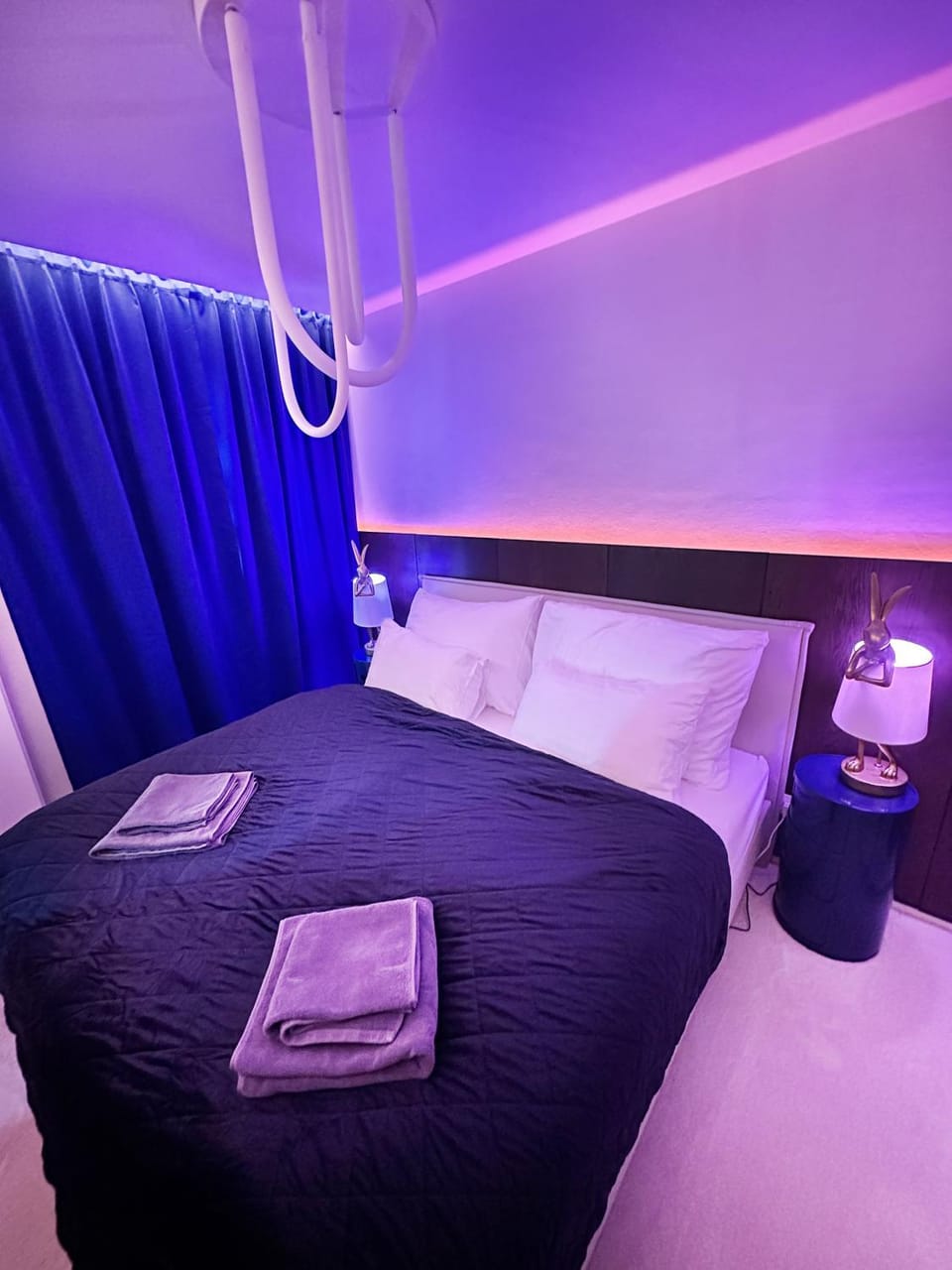 Bed, Photo of the whole room, Bedroom, towels