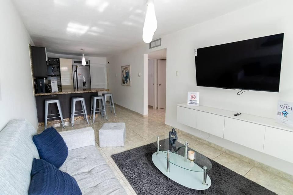 Location,Stunning Views,Pool, Fast WiFi& Cozy Apt Apartment in Venezuela