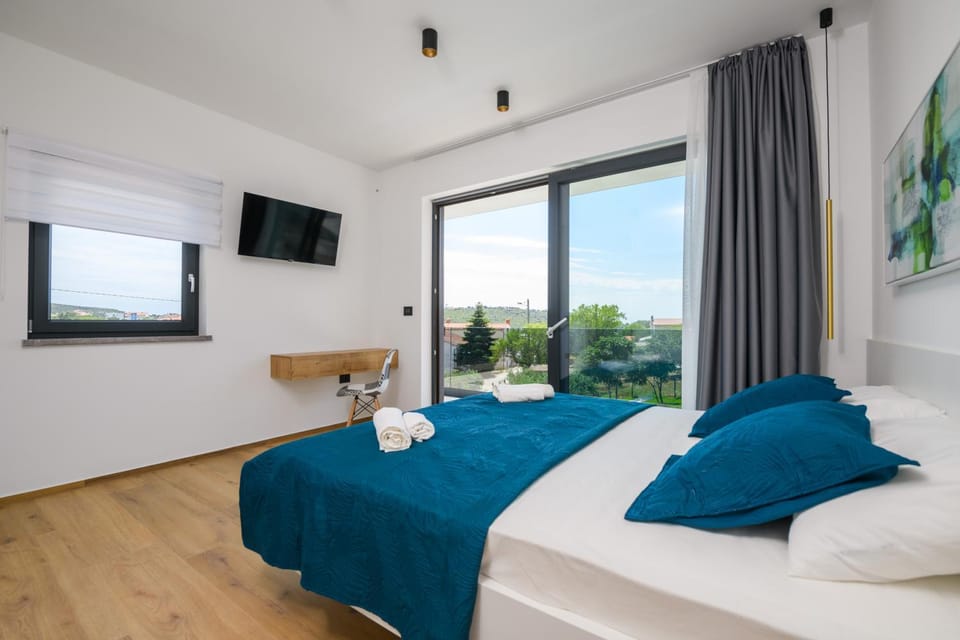 Bed, TV and multimedia, Bedroom