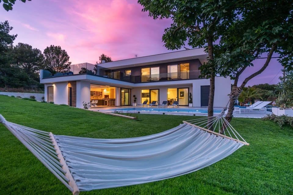 Property building, Patio, Spring, Day, Natural landscape, Garden, Garden view, Sunrise, Sunset, sunbed