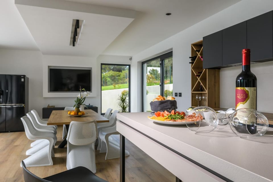 TV and multimedia, Kitchen or kitchenette, Food and drinks, Seating area, Dining area, Food, Drinks