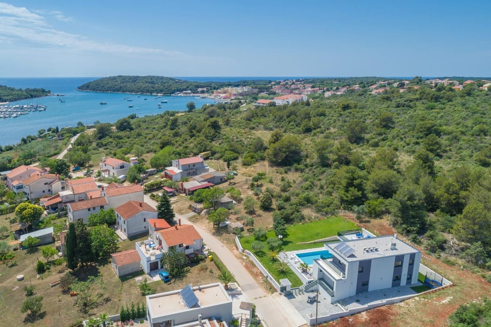 Property building, Day, Neighbourhood, Natural landscape, Bird's eye view, Pool view, Sea view, Swimming pool
