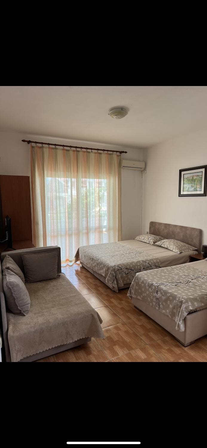 Bed, Seating area, air conditioner