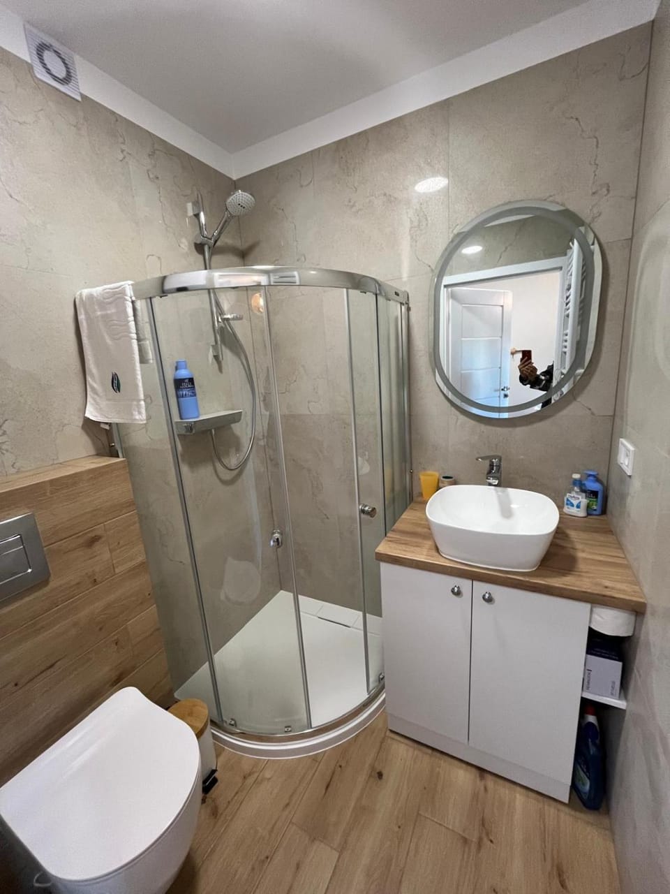 Shower, Toilet, Bathroom, towels