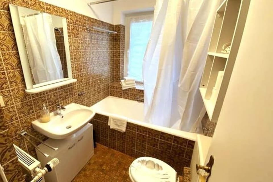 Shower, Toilet, Bathroom, Bath, towels