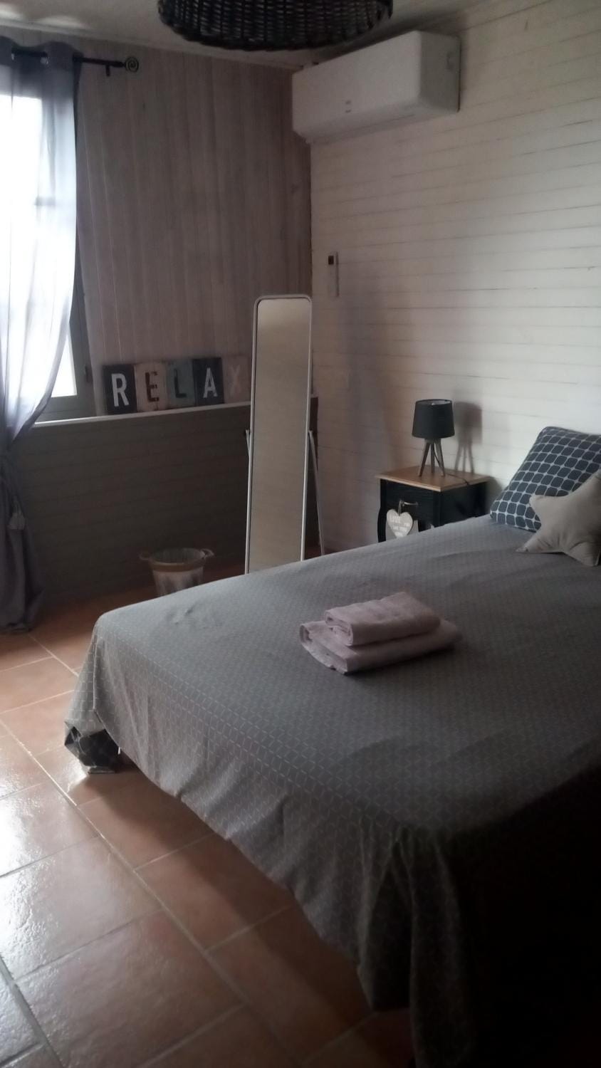 Bed, Photo of the whole room, Bedroom, towels